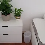 Cozy Near Metro & Airport 홈스테이 *